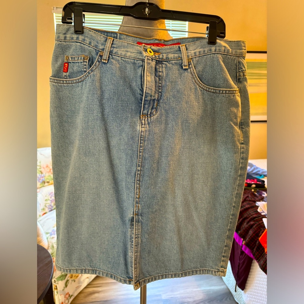 Like new Guess denim skirt size 31